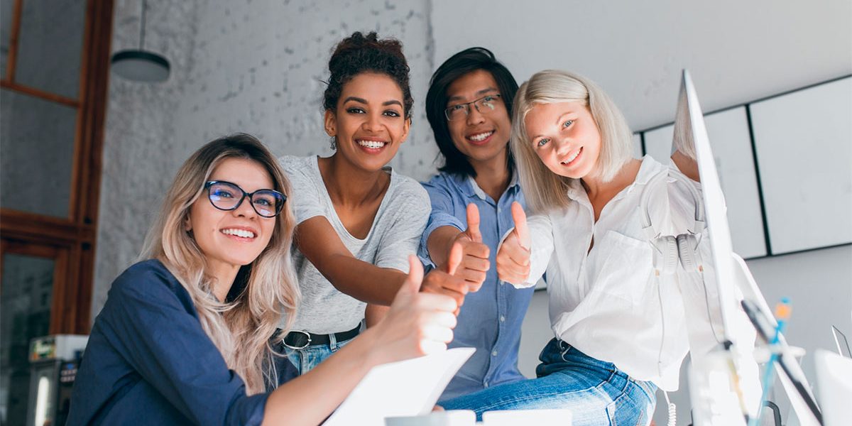 Foto de uma equipe de marketing composta por 3 mulheres e 1 homem. Time focado em usar ferramentas de Marketing e Vendas