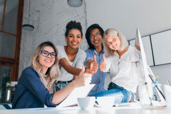 Foto de uma equipe de marketing composta por 3 mulheres e 1 homem. Time focado em usar ferramentas de Marketing e Vendas